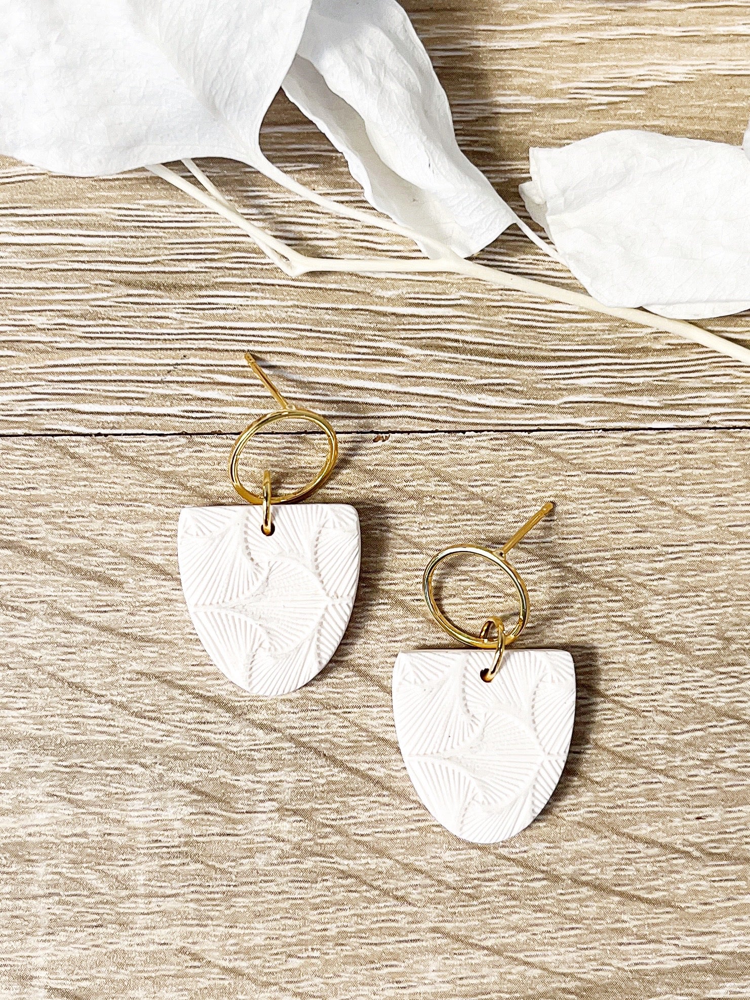 Gold stud earring with white textured inverted arch
