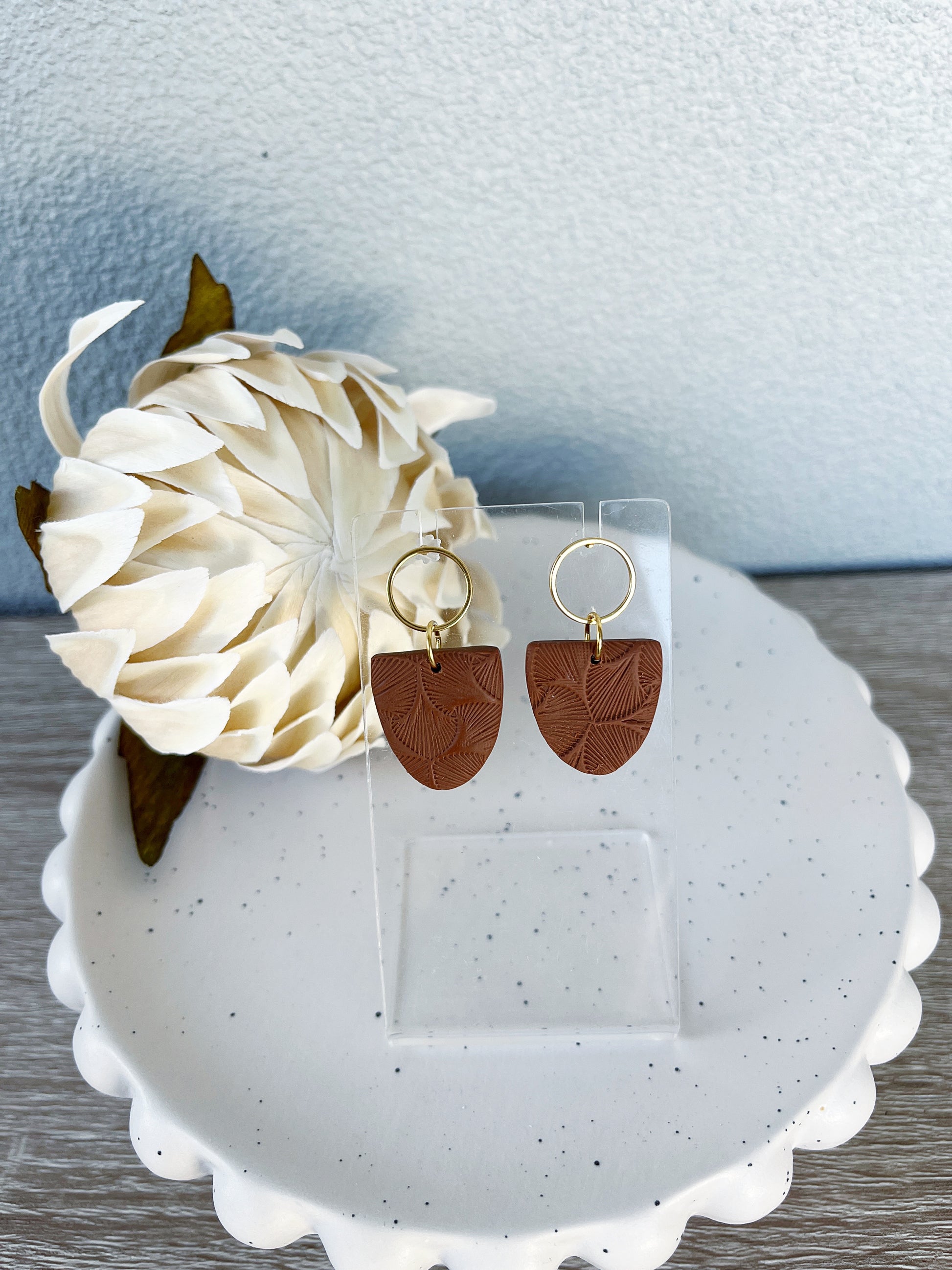 Gold stud earring with chocolate brown textured inverted arch