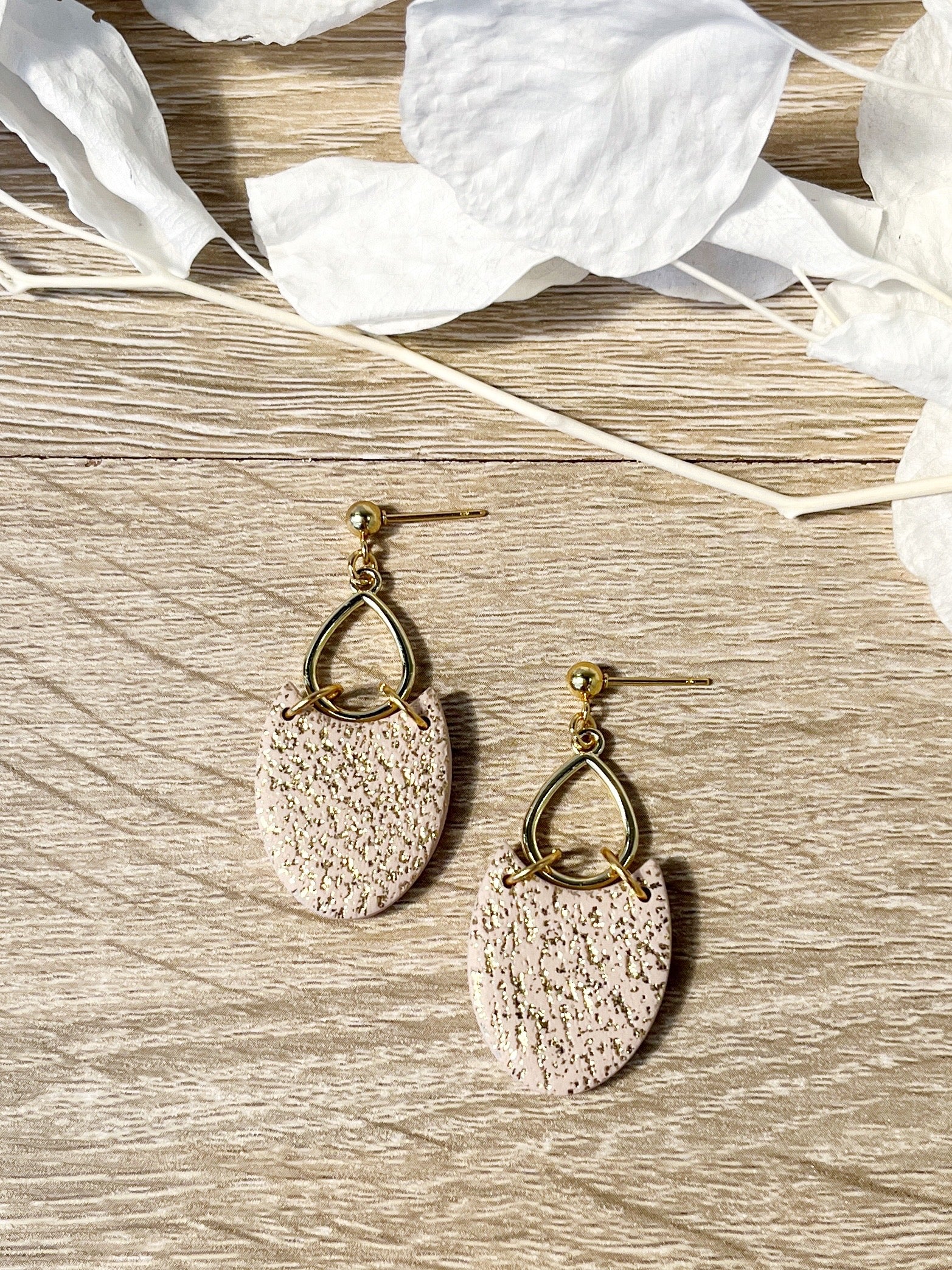 Gold stud earring with glittered latte oval