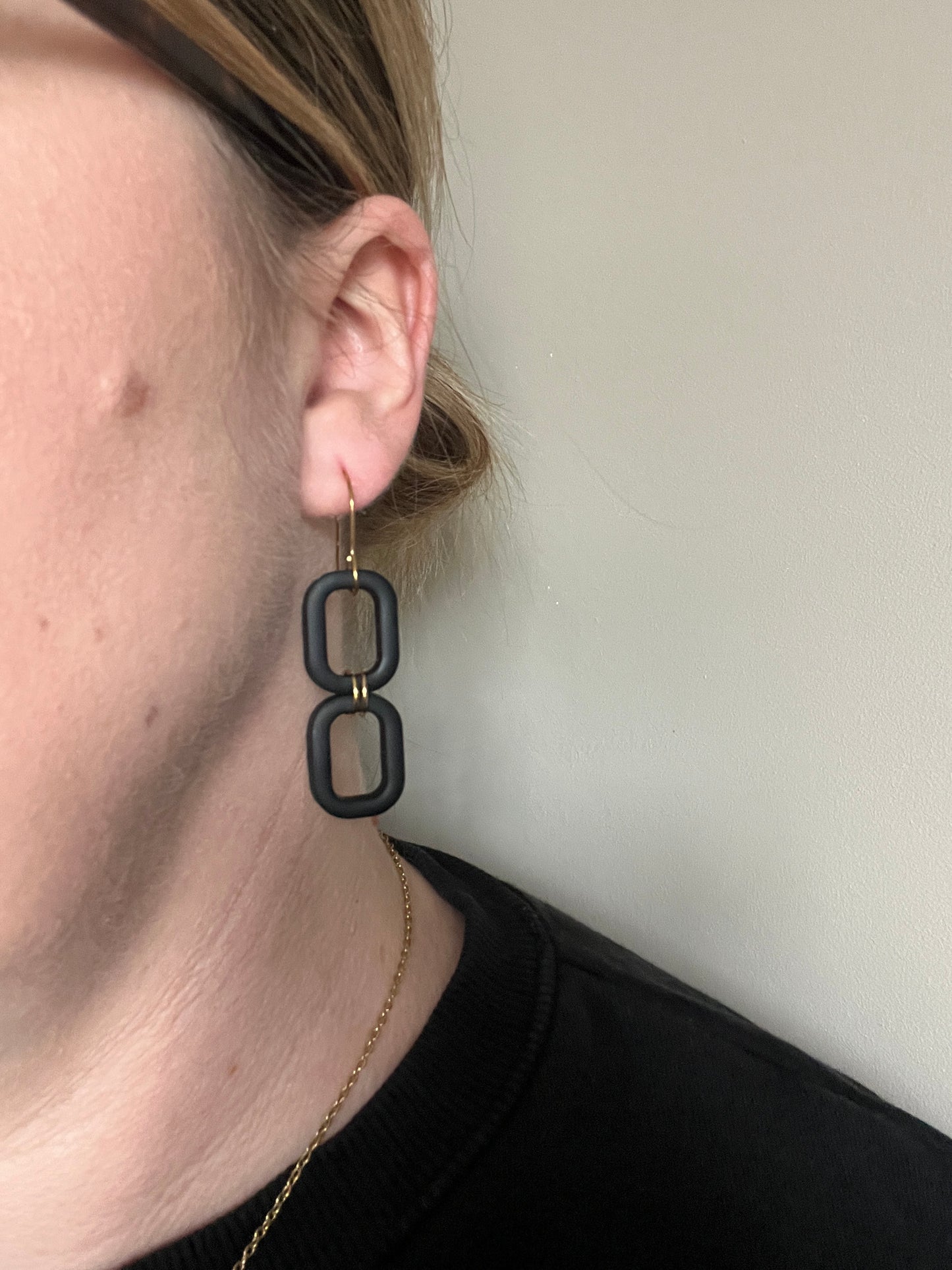 Black chain look earring with gold hook