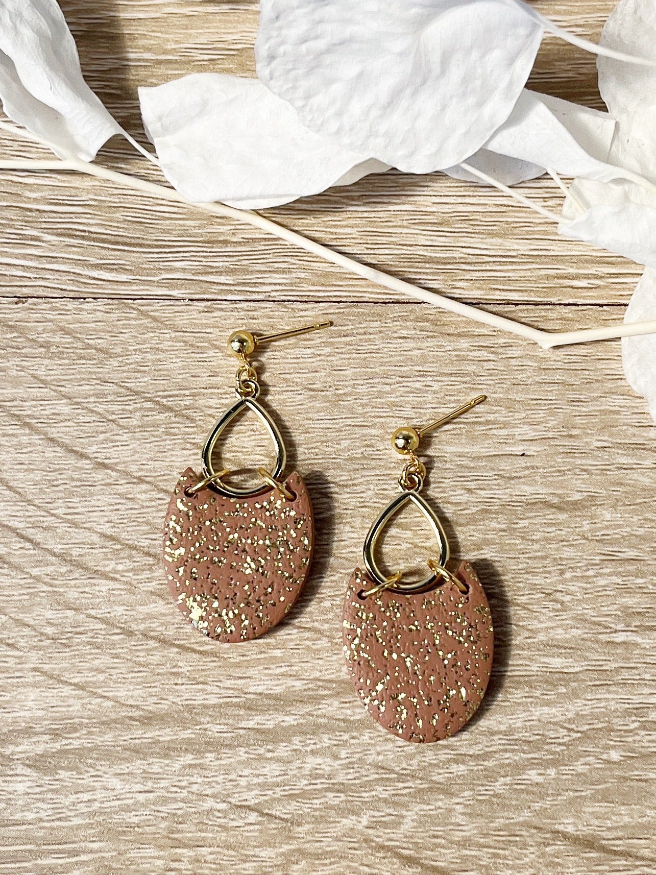 Gold stud earring with glittered mocha mousse oval