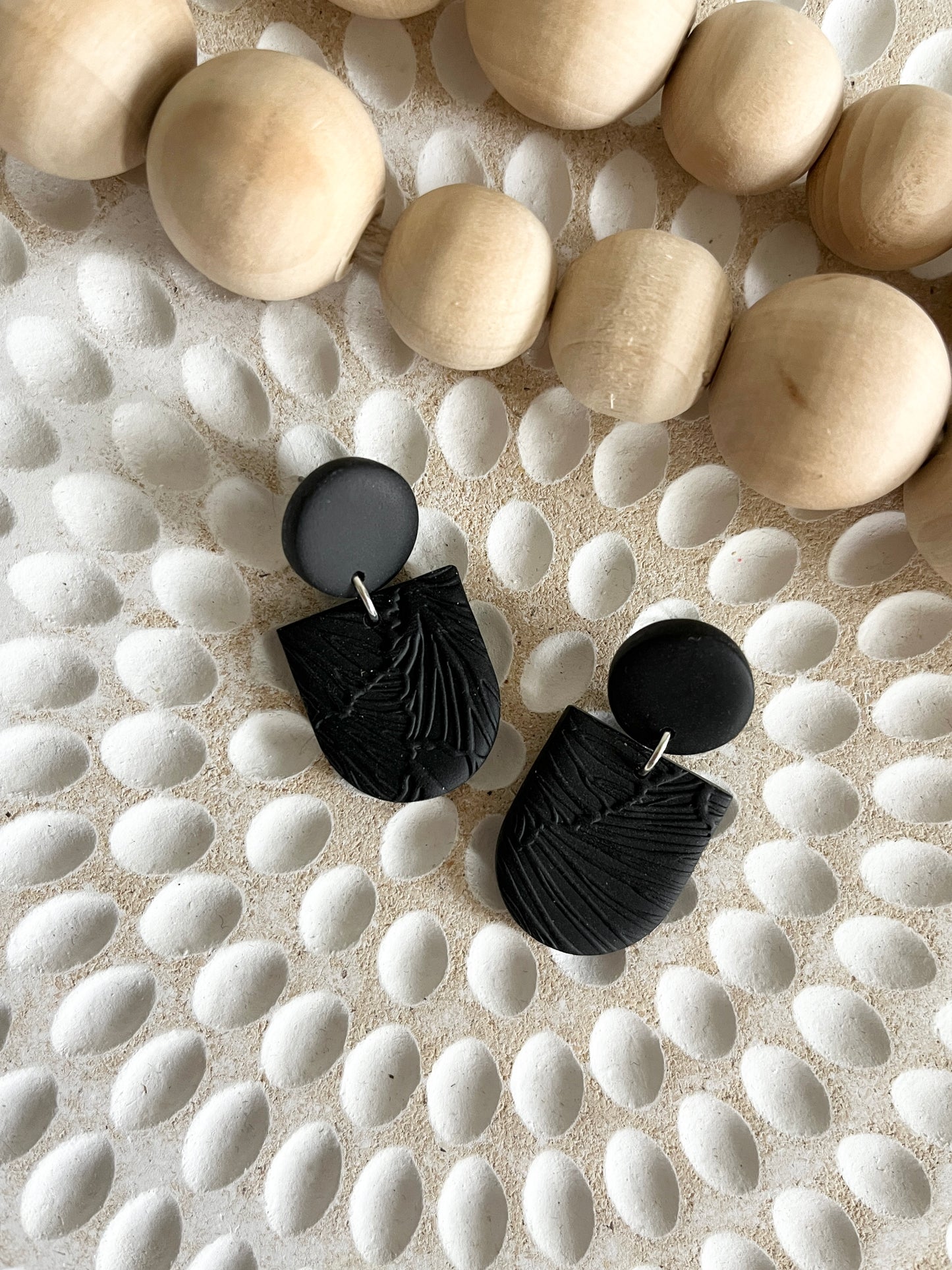 Black floral texture inverted arch stud earring