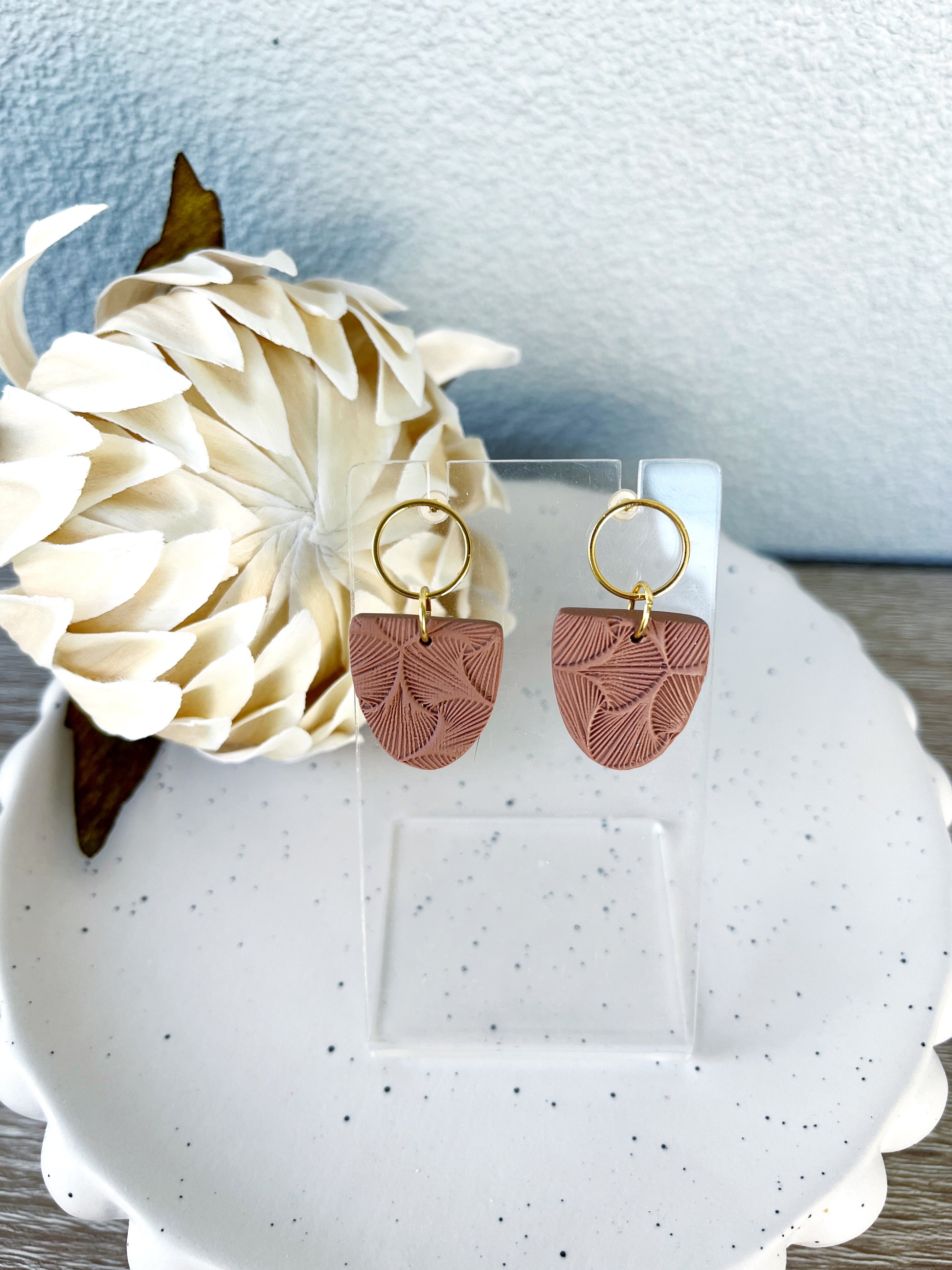 Gold stud earring with mocha mousse textured inverted arch