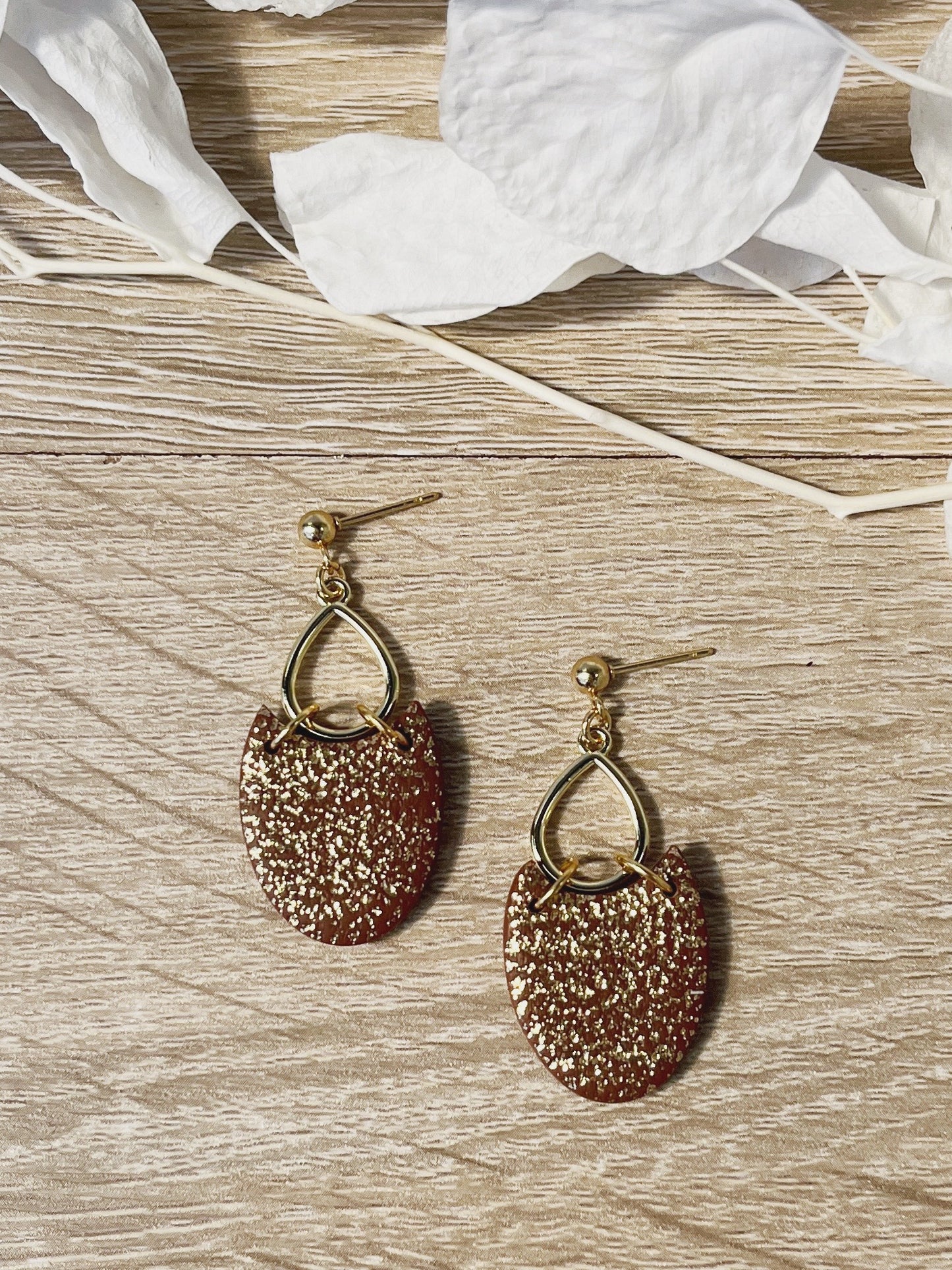 Gold stud earring with glittered chocolate brown oval