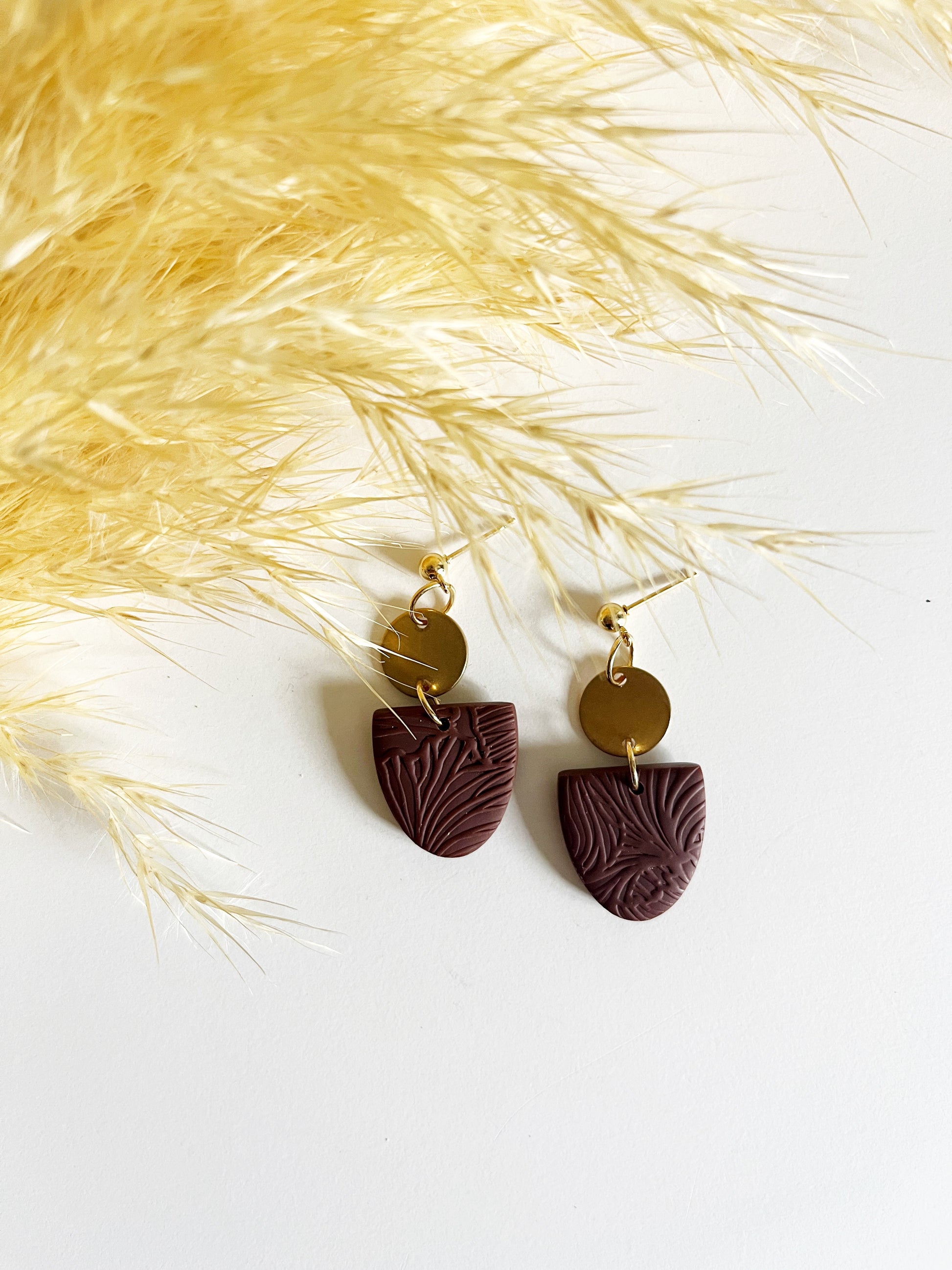 Gold stud earring with chocolate brown textured inverted arch