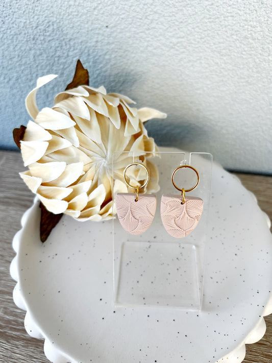 Gold stud earring with latte textured inverted arch