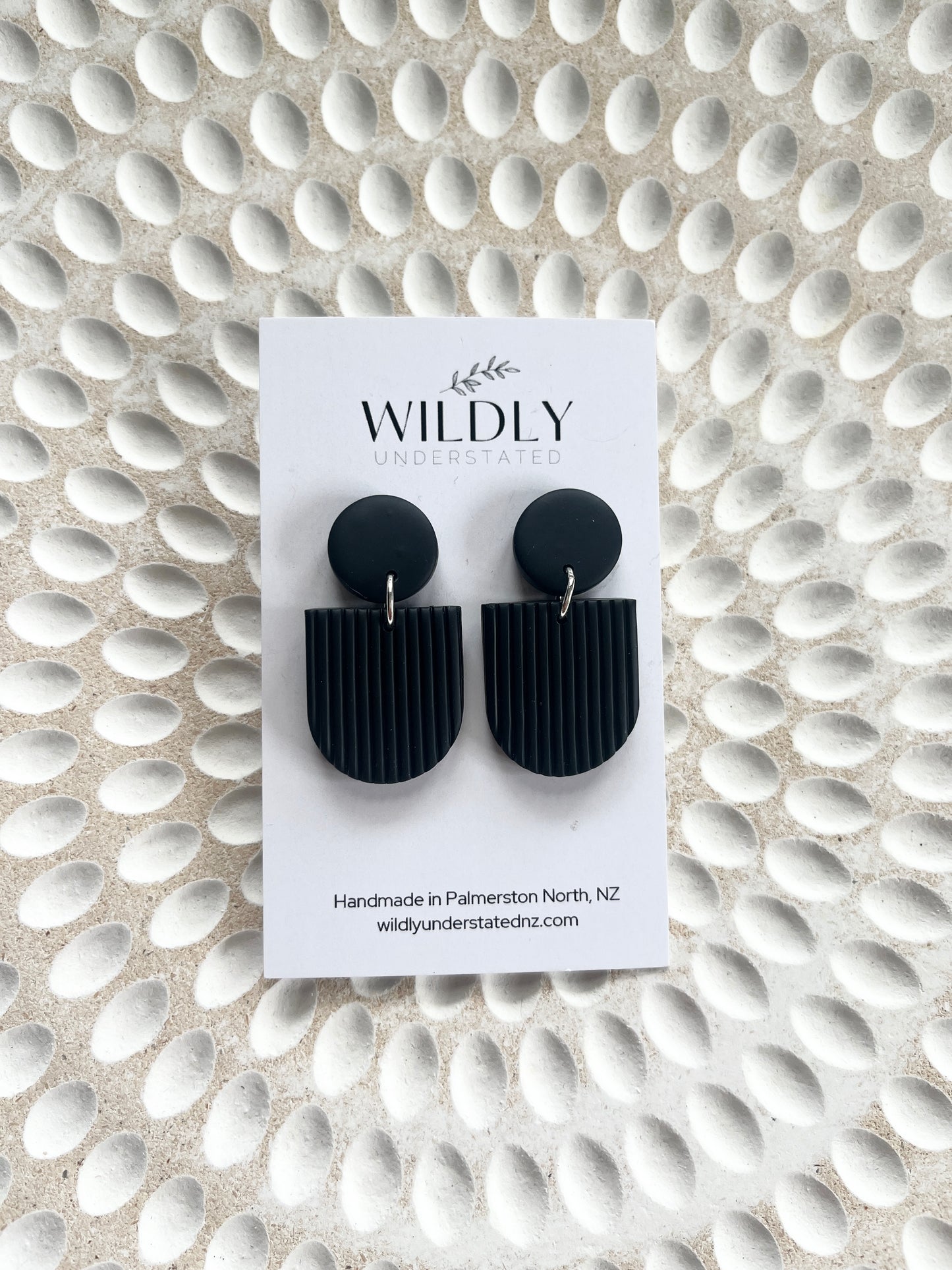 Black corduroy texture inverted arch stud earring