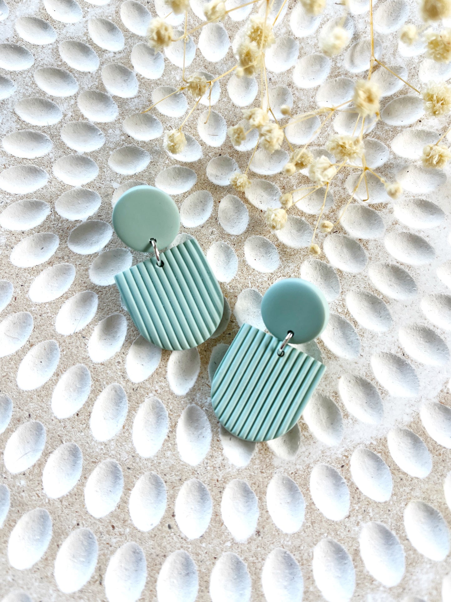 Spearmint corduroy texture inverted arch stud earring