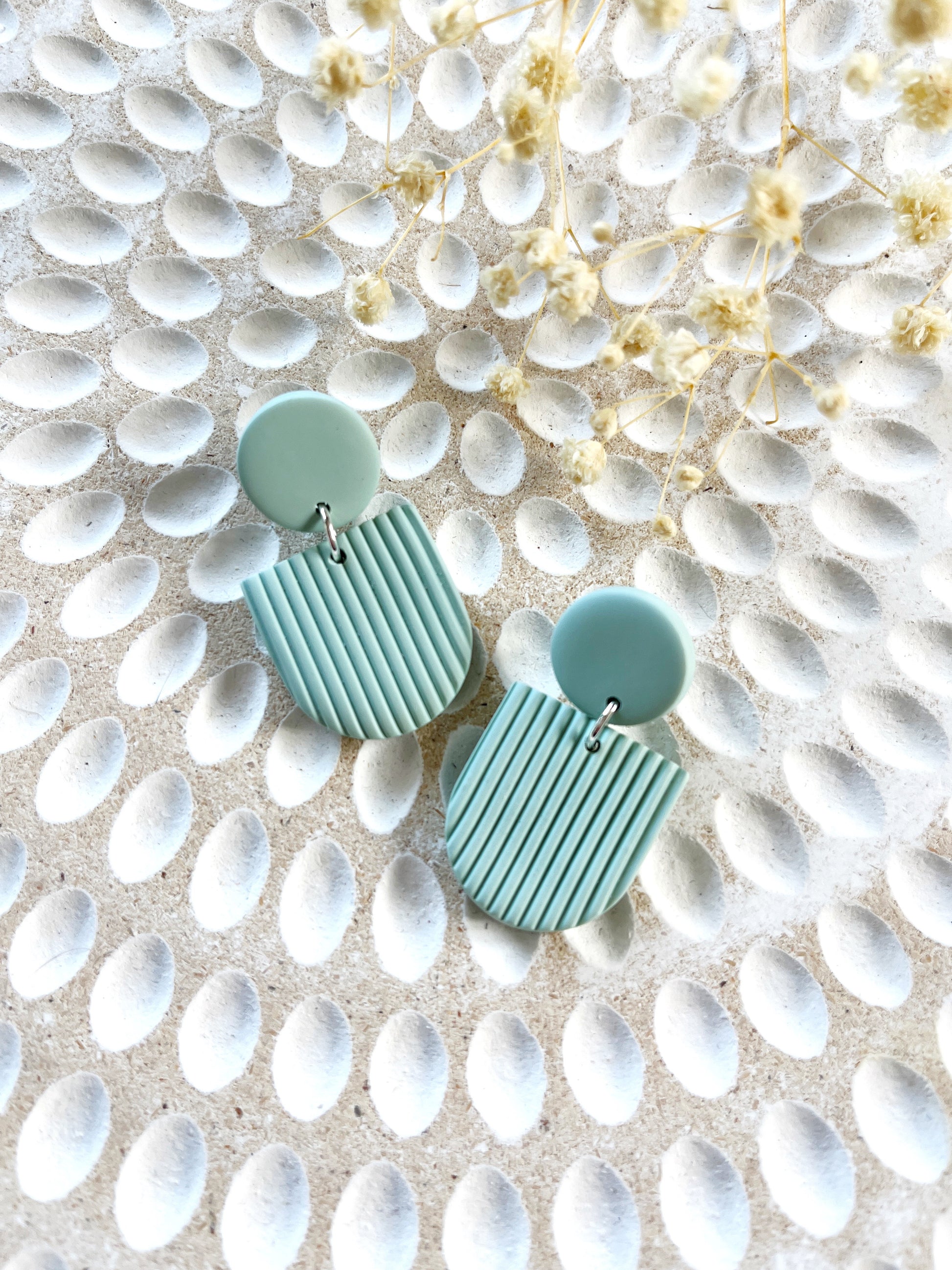 Spearmint corduroy texture inverted arch stud earring