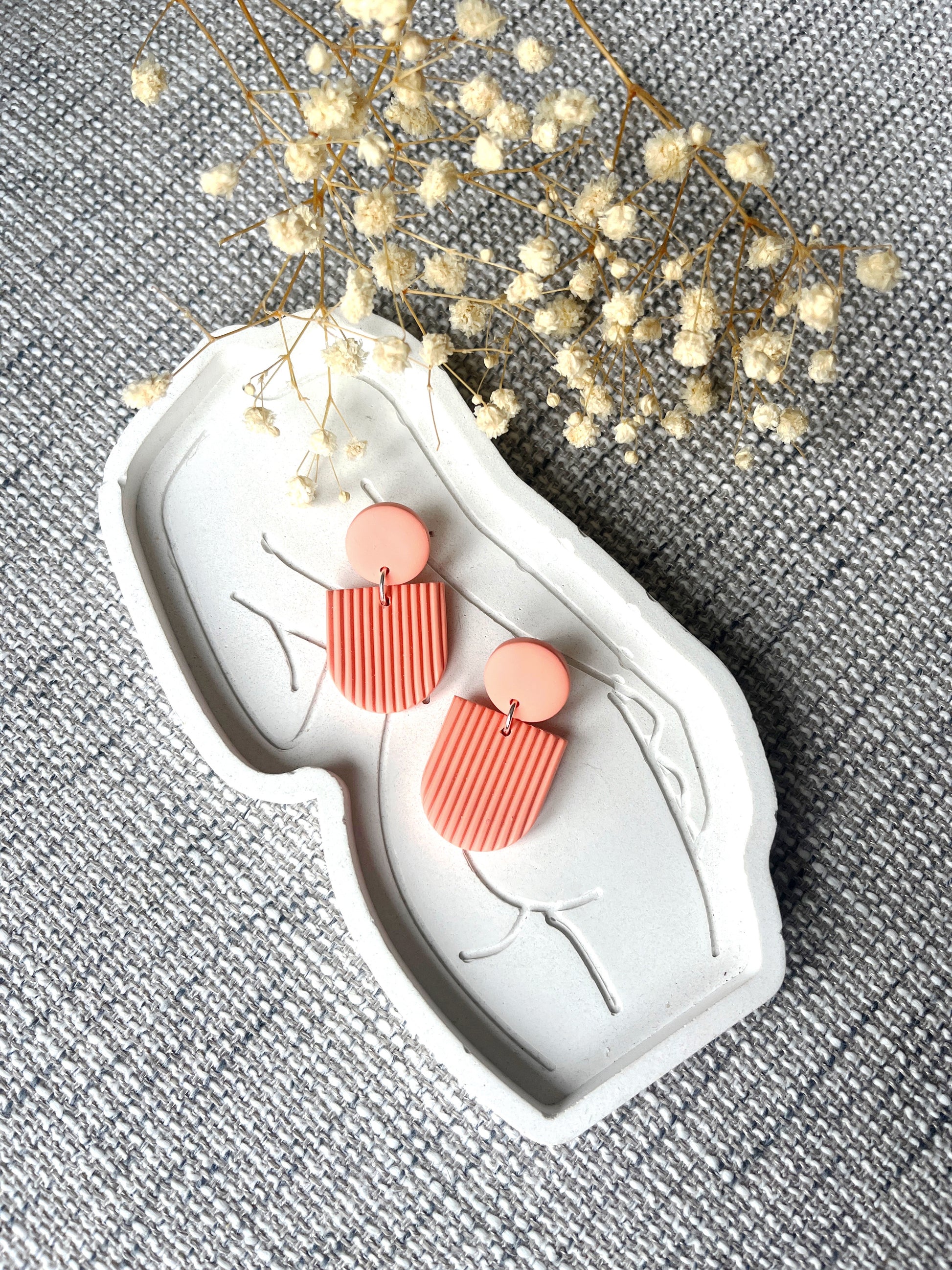 Peach corduroy texture inverted arch stud earring