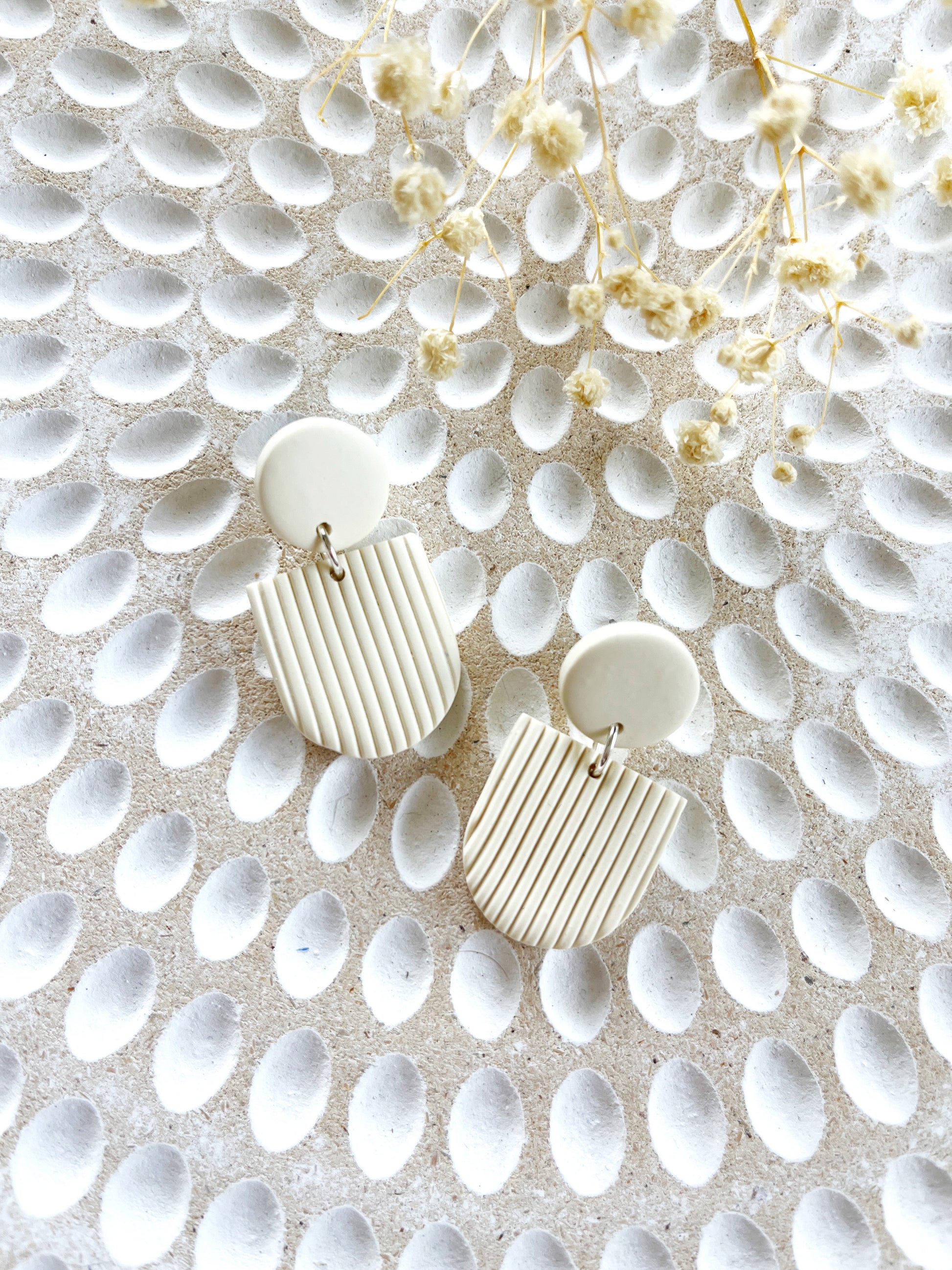 Cream corduroy texture inverted arch stud earring