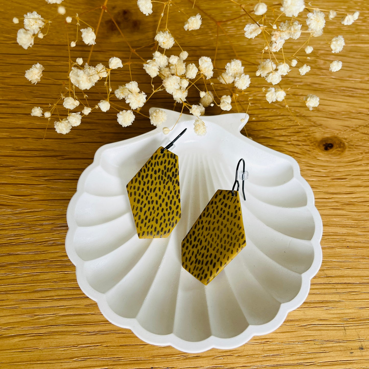 Mustard speckled statement hook
